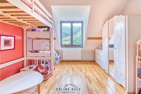 À seulement quelques minutes d’Angers, dans un environnement VERDOYANT et paisible, découvrez cette maison familiale spacieuse, alliant confort moderne et cadre naturel privilégié.

Située à moins de 2 minutes des commerces, écoles et transports, et à moins de 10 minutes de la gare d’Angers, elle offre une qualité de vie rare à proximité immédiate de la ville.

Espaces intérieurs :
Double séjour lumineux de 110 m² avec cuisine ouverte
5 chambres, dont une au rez-de-chaussée
3 espaces bain/douche
Espace loisir de plus de 25 m² à l’étage, modulable selon vos envies

Le plus : Grenier de 50 m² au sol, partiellement aménagé, offrant un beau potentiel d’évolution

Extérieurs :
Terrain de plus de 13 000 m², dont environ 4 000 m² de jardin paysager
Piscine, deux terrasses totalisant 140 m²
Double garage, carport et cabanon de rangement
Espaces extérieurs soigneusement organisés : allées, stationnements goudronnés et zones arborées

Confort et prestations :
Isolation performante, assainissement récent
Domotique pour un quotidien facilité

Un CADRE RARE , spacieux et serein, offrant un parfait équilibre entre nature et proximité urbaine.