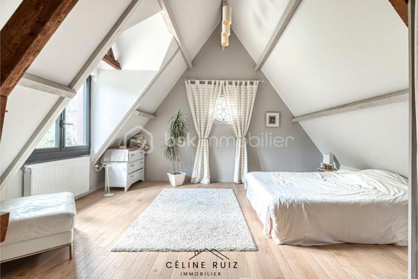 À seulement quelques minutes d’Angers, dans un environnement VERDOYANT et paisible, découvrez cette maison familiale spacieuse, alliant confort moderne et cadre naturel privilégié.

Située à moins de 2 minutes des commerces, écoles et transports, et à moins de 10 minutes de la gare d’Angers, elle offre une qualité de vie rare à proximité immédiate de la ville.

Espaces intérieurs :
Double séjour lumineux de 110 m² avec cuisine ouverte
5 chambres, dont une au rez-de-chaussée
3 espaces bain/douche
Espace loisir de plus de 25 m² à l’étage, modulable selon vos envies

Le plus : Grenier de 50 m² au sol, partiellement aménagé, offrant un beau potentiel d’évolution

Extérieurs :
Terrain de plus de 13 000 m², dont environ 4 000 m² de jardin paysager
Piscine, deux terrasses totalisant 140 m²
Double garage, carport et cabanon de rangement
Espaces extérieurs soigneusement organisés : allées, stationnements goudronnés et zones arborées

Confort et prestations :
Isolation performante, assainissement récent
Domotique pour un quotidien facilité

Un CADRE RARE , spacieux et serein, offrant un parfait équilibre entre nature et proximité urbaine.