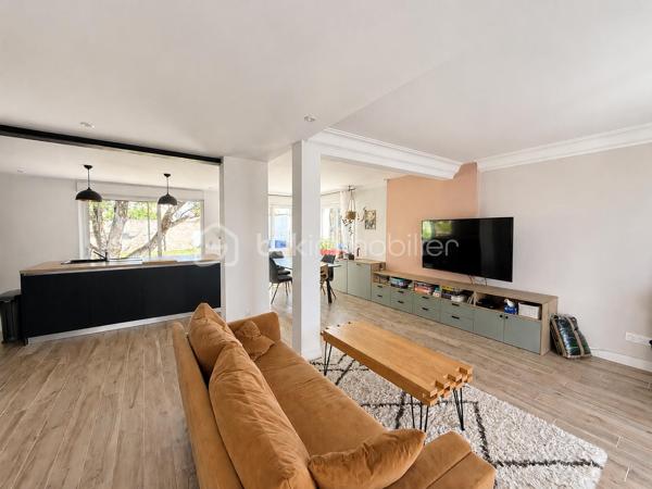 À découvrir à Saint-Sébastien-sur-Loire, cette maison familiale entièrement rénovée d’environ 165 m² au sol séduira par ses beaux volumes, sa luminosité et la qualité de ses prestations. Aucun travaux n’est à prévoir : vous n’avez plus qu’à poser vos valises.

Dès l’entrée, vous profiterez d’une agréable pièce de vie traversante avec cuisine ouverte aménagée et équipée, pensée pour des moments conviviaux en famille ou entre amis, agrémentée d’un poêle à granules apportant chaleur et convivialité.
Le rez-de-chaussée propose également une suite parentale avec dressing et salle d’eau, une buanderie ainsi que des toilettes séparées.

À l’étage, quatre chambres, un dressing, une salle de bain et des toilettes offrent un espace nuit confortable et fonctionnel pour toute la famille.

À l’extérieur, le jardin clos de 700 m² environ avec terrasse et dépendances constitue un véritable espace de détente, dans un environnement résidentiel apprécié.

Une maison rénovée avec goût, lumineuse et fonctionnelle, à proximité des commodités, écoles et transports.

Une visite vous permettra d’en apprécier tout le potentiel et l’atmosphère chaleureuse.