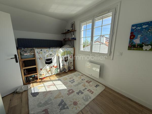 À découvrir à Saint-Sébastien-sur-Loire, cette maison familiale entièrement rénovée d’environ 165 m² au sol séduira par ses beaux volumes, sa luminosité et la qualité de ses prestations. Aucun travaux n’est à prévoir : vous n’avez plus qu’à poser vos valises.

Dès l’entrée, vous profiterez d’une agréable pièce de vie traversante avec cuisine ouverte aménagée et équipée, pensée pour des moments conviviaux en famille ou entre amis, agrémentée d’un poêle à granules apportant chaleur et convivialité.
Le rez-de-chaussée propose également une suite parentale avec dressing et salle d’eau, une buanderie ainsi que des toilettes séparées.

À l’étage, quatre chambres, un dressing, une salle de bain et des toilettes offrent un espace nuit confortable et fonctionnel pour toute la famille.

À l’extérieur, le jardin clos de 700 m² environ avec terrasse et dépendances constitue un véritable espace de détente, dans un environnement résidentiel apprécié.

Une maison rénovée avec goût, lumineuse et fonctionnelle, à proximité des commodités, écoles et transports.

Une visite vous permettra d’en apprécier tout le potentiel et l’atmosphère chaleureuse.