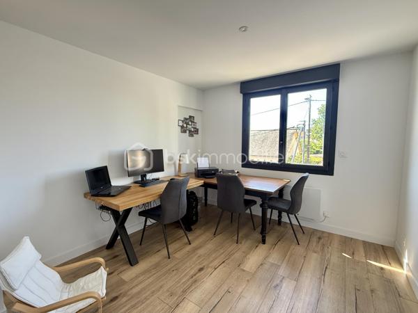 À découvrir à Saint-Sébastien-sur-Loire, cette maison familiale entièrement rénovée d’environ 165 m² au sol séduira par ses beaux volumes, sa luminosité et la qualité de ses prestations. Aucun travaux n’est à prévoir : vous n’avez plus qu’à poser vos valises.

Dès l’entrée, vous profiterez d’une agréable pièce de vie traversante avec cuisine ouverte aménagée et équipée, pensée pour des moments conviviaux en famille ou entre amis, agrémentée d’un poêle à granules apportant chaleur et convivialité.
Le rez-de-chaussée propose également une suite parentale avec dressing et salle d’eau, une buanderie ainsi que des toilettes séparées.

À l’étage, quatre chambres, un dressing, une salle de bain et des toilettes offrent un espace nuit confortable et fonctionnel pour toute la famille.

À l’extérieur, le jardin clos de 700 m² environ avec terrasse et dépendances constitue un véritable espace de détente, dans un environnement résidentiel apprécié.

Une maison rénovée avec goût, lumineuse et fonctionnelle, à proximité des commodités, écoles et transports.

Une visite vous permettra d’en apprécier tout le potentiel et l’atmosphère chaleureuse.