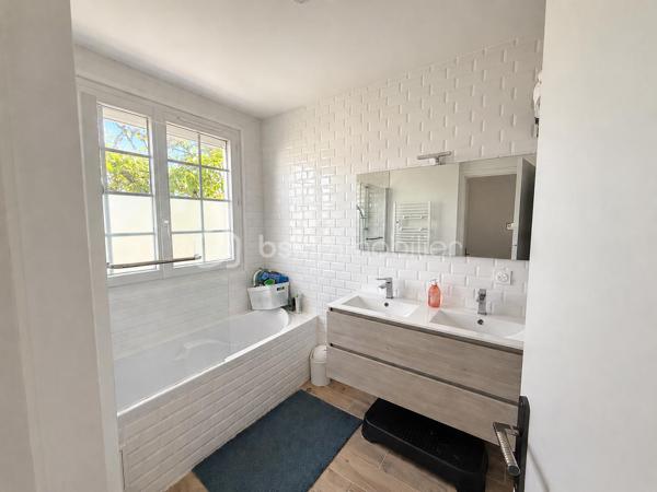 À découvrir à Saint-Sébastien-sur-Loire, cette maison familiale entièrement rénovée d’environ 165 m² au sol séduira par ses beaux volumes, sa luminosité et la qualité de ses prestations. Aucun travaux n’est à prévoir : vous n’avez plus qu’à poser vos valises.

Dès l’entrée, vous profiterez d’une agréable pièce de vie traversante avec cuisine ouverte aménagée et équipée, pensée pour des moments conviviaux en famille ou entre amis, agrémentée d’un poêle à granules apportant chaleur et convivialité.
Le rez-de-chaussée propose également une suite parentale avec dressing et salle d’eau, une buanderie ainsi que des toilettes séparées.

À l’étage, quatre chambres, un dressing, une salle de bain et des toilettes offrent un espace nuit confortable et fonctionnel pour toute la famille.

À l’extérieur, le jardin clos de 700 m² environ avec terrasse et dépendances constitue un véritable espace de détente, dans un environnement résidentiel apprécié.

Une maison rénovée avec goût, lumineuse et fonctionnelle, à proximité des commodités, écoles et transports.

Une visite vous permettra d’en apprécier tout le potentiel et l’atmosphère chaleureuse.