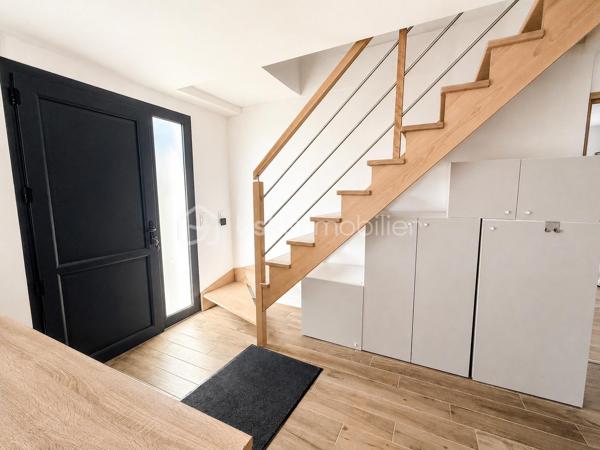 À découvrir à Saint-Sébastien-sur-Loire, cette maison familiale entièrement rénovée d’environ 165 m² au sol séduira par ses beaux volumes, sa luminosité et la qualité de ses prestations. Aucun travaux n’est à prévoir : vous n’avez plus qu’à poser vos valises.

Dès l’entrée, vous profiterez d’une agréable pièce de vie traversante avec cuisine ouverte aménagée et équipée, pensée pour des moments conviviaux en famille ou entre amis, agrémentée d’un poêle à granules apportant chaleur et convivialité.
Le rez-de-chaussée propose également une suite parentale avec dressing et salle d’eau, une buanderie ainsi que des toilettes séparées.

À l’étage, quatre chambres, un dressing, une salle de bain et des toilettes offrent un espace nuit confortable et fonctionnel pour toute la famille.

À l’extérieur, le jardin clos de 700 m² environ avec terrasse et dépendances constitue un véritable espace de détente, dans un environnement résidentiel apprécié.

Une maison rénovée avec goût, lumineuse et fonctionnelle, à proximité des commodités, écoles et transports.

Une visite vous permettra d’en apprécier tout le potentiel et l’atmosphère chaleureuse.