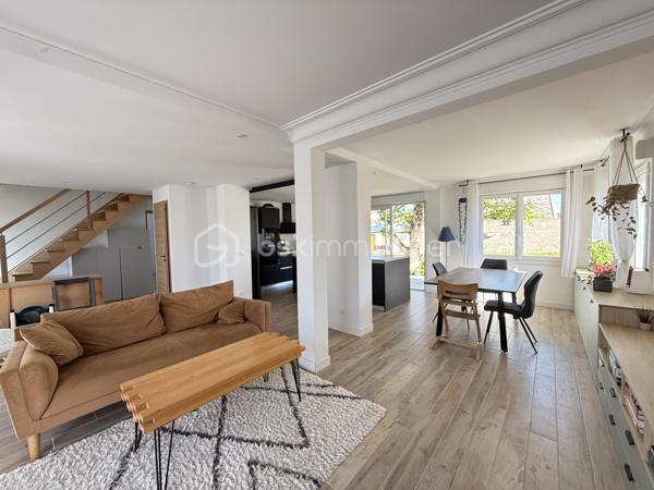 À découvrir à Saint-Sébastien-sur-Loire, cette maison familiale entièrement rénovée d’environ 165 m² au sol séduira par ses beaux volumes, sa luminosité et la qualité de ses prestations. Aucun travaux n’est à prévoir : vous n’avez plus qu’à poser vos valises.

Dès l’entrée, vous profiterez d’une agréable pièce de vie traversante avec cuisine ouverte aménagée et équipée, pensée pour des moments conviviaux en famille ou entre amis, agrémentée d’un poêle à granules apportant chaleur et convivialité.
Le rez-de-chaussée propose également une suite parentale avec dressing et salle d’eau, une buanderie ainsi que des toilettes séparées.

À l’étage, quatre chambres, un dressing, une salle de bain et des toilettes offrent un espace nuit confortable et fonctionnel pour toute la famille.

À l’extérieur, le jardin clos de 700 m² environ avec terrasse et dépendances constitue un véritable espace de détente, dans un environnement résidentiel apprécié.

Une maison rénovée avec goût, lumineuse et fonctionnelle, à proximité des commodités, écoles et transports.

Une visite vous permettra d’en apprécier tout le potentiel et l’atmosphère chaleureuse.