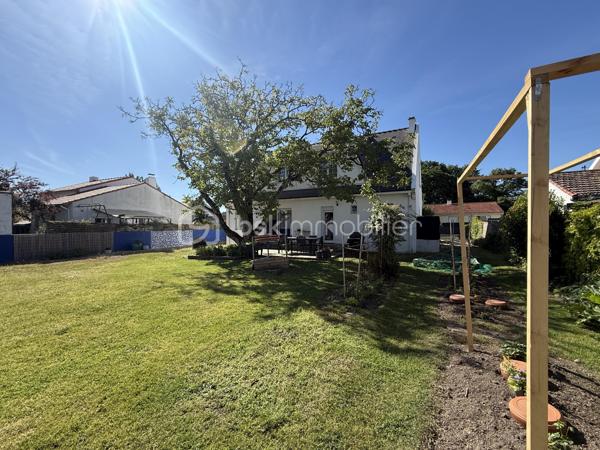 À découvrir à Saint-Sébastien-sur-Loire, cette maison familiale entièrement rénovée d’environ 165 m² au sol séduira par ses beaux volumes, sa luminosité et la qualité de ses prestations. Aucun travaux n’est à prévoir : vous n’avez plus qu’à poser vos valises.

Dès l’entrée, vous profiterez d’une agréable pièce de vie traversante avec cuisine ouverte aménagée et équipée, pensée pour des moments conviviaux en famille ou entre amis, agrémentée d’un poêle à granules apportant chaleur et convivialité.
Le rez-de-chaussée propose également une suite parentale avec dressing et salle d’eau, une buanderie ainsi que des toilettes séparées.

À l’étage, quatre chambres, un dressing, une salle de bain et des toilettes offrent un espace nuit confortable et fonctionnel pour toute la famille.

À l’extérieur, le jardin clos de 700 m² environ avec terrasse et dépendances constitue un véritable espace de détente, dans un environnement résidentiel apprécié.

Une maison rénovée avec goût, lumineuse et fonctionnelle, à proximité des commodités, écoles et transports.

Une visite vous permettra d’en apprécier tout le potentiel et l’atmosphère chaleureuse.