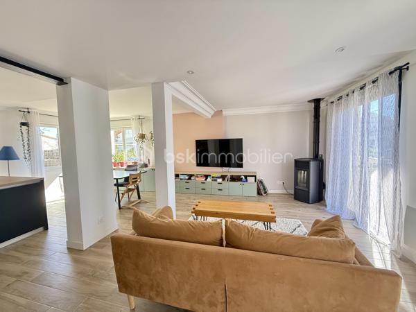 À découvrir à Saint-Sébastien-sur-Loire, cette maison familiale entièrement rénovée d’environ 165 m² au sol séduira par ses beaux volumes, sa luminosité et la qualité de ses prestations. Aucun travaux n’est à prévoir : vous n’avez plus qu’à poser vos valises.

Dès l’entrée, vous profiterez d’une agréable pièce de vie traversante avec cuisine ouverte aménagée et équipée, pensée pour des moments conviviaux en famille ou entre amis, agrémentée d’un poêle à granules apportant chaleur et convivialité.
Le rez-de-chaussée propose également une suite parentale avec dressing et salle d’eau, une buanderie ainsi que des toilettes séparées.

À l’étage, quatre chambres, un dressing, une salle de bain et des toilettes offrent un espace nuit confortable et fonctionnel pour toute la famille.

À l’extérieur, le jardin clos de 700 m² environ avec terrasse et dépendances constitue un véritable espace de détente, dans un environnement résidentiel apprécié.

Une maison rénovée avec goût, lumineuse et fonctionnelle, à proximité des commodités, écoles et transports.

Une visite vous permettra d’en apprécier tout le potentiel et l’atmosphère chaleureuse.