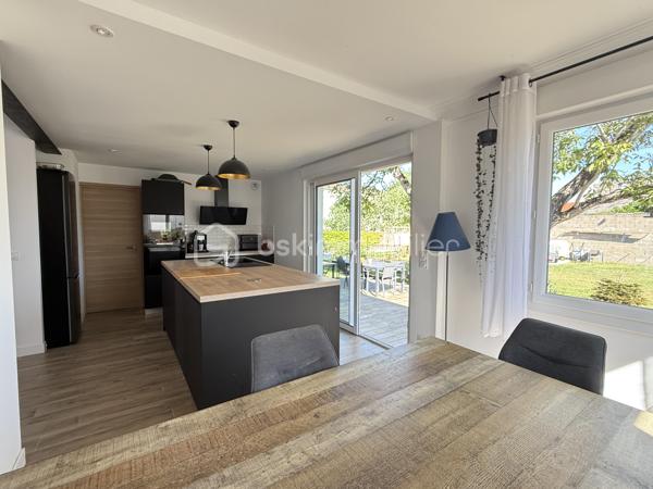 À découvrir à Saint-Sébastien-sur-Loire, cette maison familiale entièrement rénovée d’environ 165 m² au sol séduira par ses beaux volumes, sa luminosité et la qualité de ses prestations. Aucun travaux n’est à prévoir : vous n’avez plus qu’à poser vos valises.

Dès l’entrée, vous profiterez d’une agréable pièce de vie traversante avec cuisine ouverte aménagée et équipée, pensée pour des moments conviviaux en famille ou entre amis, agrémentée d’un poêle à granules apportant chaleur et convivialité.
Le rez-de-chaussée propose également une suite parentale avec dressing et salle d’eau, une buanderie ainsi que des toilettes séparées.

À l’étage, quatre chambres, un dressing, une salle de bain et des toilettes offrent un espace nuit confortable et fonctionnel pour toute la famille.

À l’extérieur, le jardin clos de 700 m² environ avec terrasse et dépendances constitue un véritable espace de détente, dans un environnement résidentiel apprécié.

Une maison rénovée avec goût, lumineuse et fonctionnelle, à proximité des commodités, écoles et transports.

Une visite vous permettra d’en apprécier tout le potentiel et l’atmosphère chaleureuse.