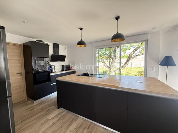 À découvrir à Saint-Sébastien-sur-Loire, cette maison familiale entièrement rénovée d’environ 165 m² au sol séduira par ses beaux volumes, sa luminosité et la qualité de ses prestations. Aucun travaux n’est à prévoir : vous n’avez plus qu’à poser vos valises.

Dès l’entrée, vous profiterez d’une agréable pièce de vie traversante avec cuisine ouverte aménagée et équipée, pensée pour des moments conviviaux en famille ou entre amis, agrémentée d’un poêle à granules apportant chaleur et convivialité.
Le rez-de-chaussée propose également une suite parentale avec dressing et salle d’eau, une buanderie ainsi que des toilettes séparées.

À l’étage, quatre chambres, un dressing, une salle de bain et des toilettes offrent un espace nuit confortable et fonctionnel pour toute la famille.

À l’extérieur, le jardin clos de 700 m² environ avec terrasse et dépendances constitue un véritable espace de détente, dans un environnement résidentiel apprécié.

Une maison rénovée avec goût, lumineuse et fonctionnelle, à proximité des commodités, écoles et transports.

Une visite vous permettra d’en apprécier tout le potentiel et l’atmosphère chaleureuse.