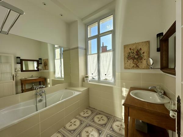 Belle maison de ville offrant 11 chambres