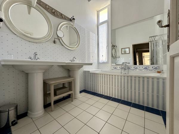 Belle maison de ville offrant 11 chambres