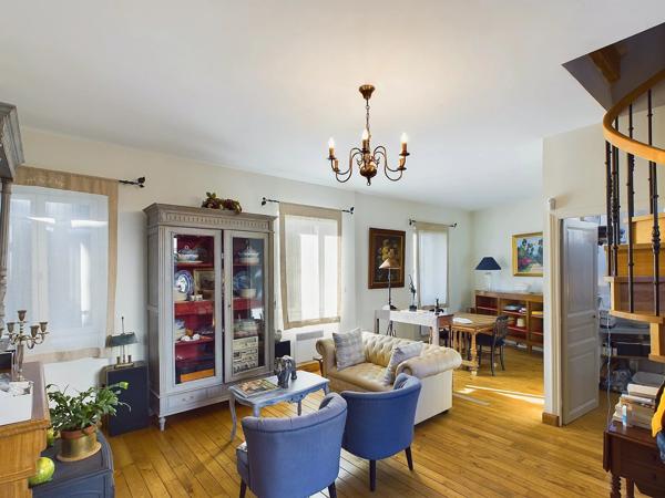 Belle maison de ville offrant 11 chambres