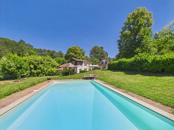 Propriété de charme avec maison d'amis, piscine, étangs et dépendances en Dordogne