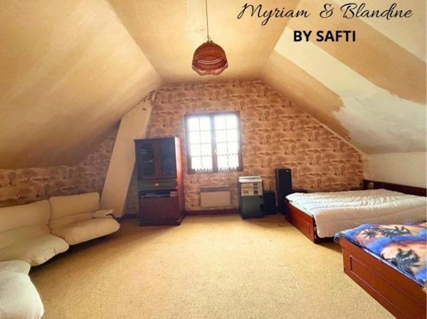 Maison semi enterrée, 4 chambres, double garage, jardin