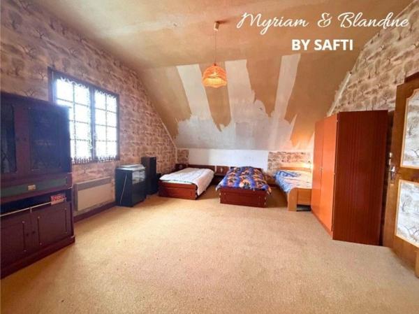 Maison semi enterrée, 4 chambres, double garage, jardin