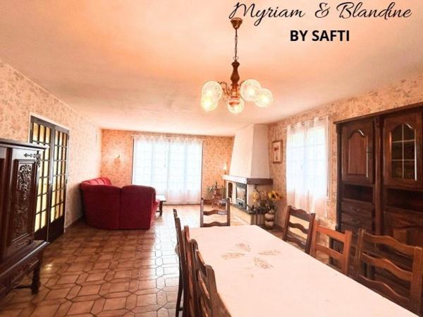 Maison semi enterrée, 4 chambres, double garage, jardin