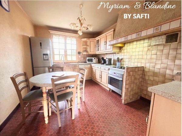 Maison semi enterrée, 4 chambres, double garage, jardin