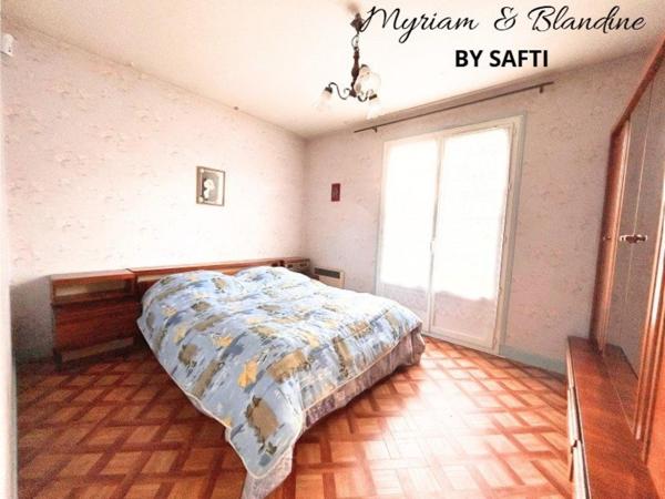 Maison semi enterrée, 4 chambres, double garage, jardin