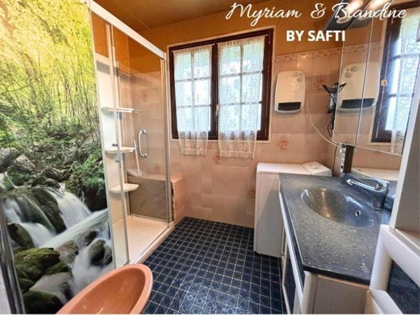 Maison semi enterrée, 4 chambres, double garage, jardin