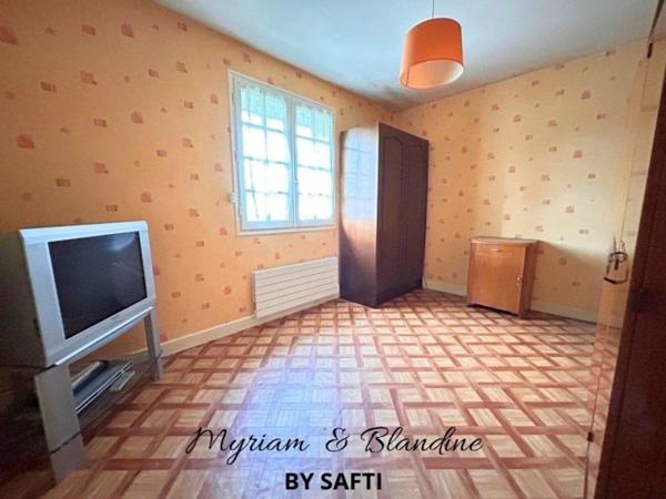 Maison semi enterrée, 4 chambres, double garage, jardin