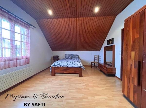 Maison semi enterrée, 4 chambres, double garage, jardin