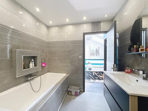 Reyrieux (01600) Maison récente 127m² terrain 299m² piscine