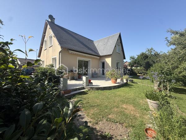 Située à Pont-l’Évêque, cette spacieuse maison d’environ 137 m² habitables offre un cadre de vie idéal pour une famille.

Elle bénéficie d’un emplacement recherché, à proximité des écoles, collèges, commerces, services et transports, notamment la gare. Un vrai confort au quotidien, tout en profitant d’un environnement résidentiel calme et agréable.

Au rez-de-chaussée, vous découvrirez un espace de vie lumineux, une cuisine aménagée et équipée, un bureau pouvant faire office de chambre, une salle d’eau, un WC, une arrière-cuisine, ainsi qu’un garage avec cave. Cette configuration permet une vie de plain-pied, un atout très apprécié au quotidien.

À l’étage, accessible par l’escalier ou par un monte-escalier, la maison propose trois chambres, une salle de bains, un WC indépendant, ainsi qu’une pièce supplémentaire pouvant être aménagée selon vos besoins : chambre, bureau, salle de jeux ou espace loisirs.

Édifiée sur un beau terrain de 905 m², la propriété dispose d’un jardin arboré, d’une grande terrasse, d’un garage, ainsi que de 4 places de stationnement.