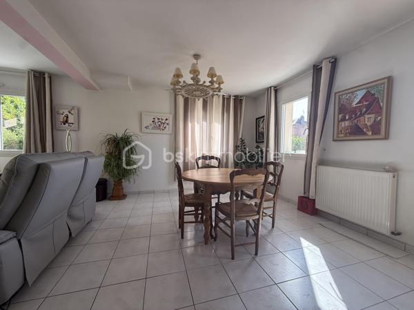 Située à Pont-l’Évêque, cette spacieuse maison d’environ 137 m² habitables offre un cadre de vie idéal pour une famille.

Elle bénéficie d’un emplacement recherché, à proximité des écoles, collèges, commerces, services et transports, notamment la gare. Un vrai confort au quotidien, tout en profitant d’un environnement résidentiel calme et agréable.

Au rez-de-chaussée, vous découvrirez un espace de vie lumineux, une cuisine aménagée et équipée, un bureau pouvant faire office de chambre, une salle d’eau, un WC, une arrière-cuisine, ainsi qu’un garage avec cave. Cette configuration permet une vie de plain-pied, un atout très apprécié au quotidien.

À l’étage, accessible par l’escalier ou par un monte-escalier, la maison propose trois chambres, une salle de bains, un WC indépendant, ainsi qu’une pièce supplémentaire pouvant être aménagée selon vos besoins : chambre, bureau, salle de jeux ou espace loisirs.

Édifiée sur un beau terrain de 905 m², la propriété dispose d’un jardin arboré, d’une grande terrasse, d’un garage, ainsi que de 4 places de stationnement.