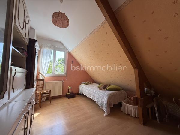 Située à Pont-l’Évêque, cette spacieuse maison d’environ 137 m² habitables offre un cadre de vie idéal pour une famille.

Elle bénéficie d’un emplacement recherché, à proximité des écoles, collèges, commerces, services et transports, notamment la gare. Un vrai confort au quotidien, tout en profitant d’un environnement résidentiel calme et agréable.

Au rez-de-chaussée, vous découvrirez un espace de vie lumineux, une cuisine aménagée et équipée, un bureau pouvant faire office de chambre, une salle d’eau, un WC, une arrière-cuisine, ainsi qu’un garage avec cave. Cette configuration permet une vie de plain-pied, un atout très apprécié au quotidien.

À l’étage, accessible par l’escalier ou par un monte-escalier, la maison propose trois chambres, une salle de bains, un WC indépendant, ainsi qu’une pièce supplémentaire pouvant être aménagée selon vos besoins : chambre, bureau, salle de jeux ou espace loisirs.

Édifiée sur un beau terrain de 905 m², la propriété dispose d’un jardin arboré, d’une grande terrasse, d’un garage, ainsi que de 4 places de stationnement.