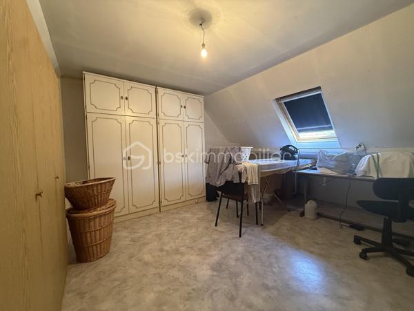 Située à Pont-l’Évêque, cette spacieuse maison d’environ 137 m² habitables offre un cadre de vie idéal pour une famille.

Elle bénéficie d’un emplacement recherché, à proximité des écoles, collèges, commerces, services et transports, notamment la gare. Un vrai confort au quotidien, tout en profitant d’un environnement résidentiel calme et agréable.

Au rez-de-chaussée, vous découvrirez un espace de vie lumineux, une cuisine aménagée et équipée, un bureau pouvant faire office de chambre, une salle d’eau, un WC, une arrière-cuisine, ainsi qu’un garage avec cave. Cette configuration permet une vie de plain-pied, un atout très apprécié au quotidien.

À l’étage, accessible par l’escalier ou par un monte-escalier, la maison propose trois chambres, une salle de bains, un WC indépendant, ainsi qu’une pièce supplémentaire pouvant être aménagée selon vos besoins : chambre, bureau, salle de jeux ou espace loisirs.

Édifiée sur un beau terrain de 905 m², la propriété dispose d’un jardin arboré, d’une grande terrasse, d’un garage, ainsi que de 4 places de stationnement.