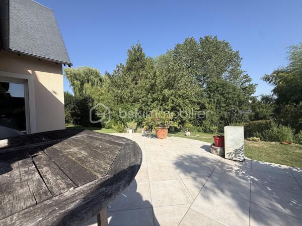 Située à Pont-l’Évêque, cette spacieuse maison d’environ 137 m² habitables offre un cadre de vie idéal pour une famille.

Elle bénéficie d’un emplacement recherché, à proximité des écoles, collèges, commerces, services et transports, notamment la gare. Un vrai confort au quotidien, tout en profitant d’un environnement résidentiel calme et agréable.

Au rez-de-chaussée, vous découvrirez un espace de vie lumineux, une cuisine aménagée et équipée, un bureau pouvant faire office de chambre, une salle d’eau, un WC, une arrière-cuisine, ainsi qu’un garage avec cave. Cette configuration permet une vie de plain-pied, un atout très apprécié au quotidien.

À l’étage, accessible par l’escalier ou par un monte-escalier, la maison propose trois chambres, une salle de bains, un WC indépendant, ainsi qu’une pièce supplémentaire pouvant être aménagée selon vos besoins : chambre, bureau, salle de jeux ou espace loisirs.

Édifiée sur un beau terrain de 905 m², la propriété dispose d’un jardin arboré, d’une grande terrasse, d’un garage, ainsi que de 4 places de stationnement.