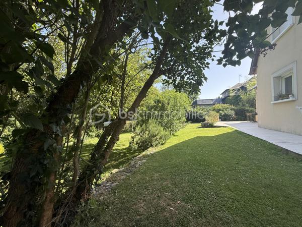 Située à Pont-l’Évêque, cette spacieuse maison d’environ 137 m² habitables offre un cadre de vie idéal pour une famille.

Elle bénéficie d’un emplacement recherché, à proximité des écoles, collèges, commerces, services et transports, notamment la gare. Un vrai confort au quotidien, tout en profitant d’un environnement résidentiel calme et agréable.

Au rez-de-chaussée, vous découvrirez un espace de vie lumineux, une cuisine aménagée et équipée, un bureau pouvant faire office de chambre, une salle d’eau, un WC, une arrière-cuisine, ainsi qu’un garage avec cave. Cette configuration permet une vie de plain-pied, un atout très apprécié au quotidien.

À l’étage, accessible par l’escalier ou par un monte-escalier, la maison propose trois chambres, une salle de bains, un WC indépendant, ainsi qu’une pièce supplémentaire pouvant être aménagée selon vos besoins : chambre, bureau, salle de jeux ou espace loisirs.

Édifiée sur un beau terrain de 905 m², la propriété dispose d’un jardin arboré, d’une grande terrasse, d’un garage, ainsi que de 4 places de stationnement.