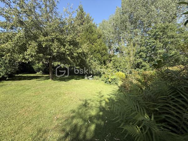 Située à Pont-l’Évêque, cette spacieuse maison d’environ 137 m² habitables offre un cadre de vie idéal pour une famille.

Elle bénéficie d’un emplacement recherché, à proximité des écoles, collèges, commerces, services et transports, notamment la gare. Un vrai confort au quotidien, tout en profitant d’un environnement résidentiel calme et agréable.

Au rez-de-chaussée, vous découvrirez un espace de vie lumineux, une cuisine aménagée et équipée, un bureau pouvant faire office de chambre, une salle d’eau, un WC, une arrière-cuisine, ainsi qu’un garage avec cave. Cette configuration permet une vie de plain-pied, un atout très apprécié au quotidien.

À l’étage, accessible par l’escalier ou par un monte-escalier, la maison propose trois chambres, une salle de bains, un WC indépendant, ainsi qu’une pièce supplémentaire pouvant être aménagée selon vos besoins : chambre, bureau, salle de jeux ou espace loisirs.

Édifiée sur un beau terrain de 905 m², la propriété dispose d’un jardin arboré, d’une grande terrasse, d’un garage, ainsi que de 4 places de stationnement.