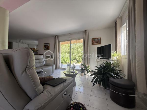 Située à Pont-l’Évêque, cette spacieuse maison d’environ 137 m² habitables offre un cadre de vie idéal pour une famille.

Elle bénéficie d’un emplacement recherché, à proximité des écoles, collèges, commerces, services et transports, notamment la gare. Un vrai confort au quotidien, tout en profitant d’un environnement résidentiel calme et agréable.

Au rez-de-chaussée, vous découvrirez un espace de vie lumineux, une cuisine aménagée et équipée, un bureau pouvant faire office de chambre, une salle d’eau, un WC, une arrière-cuisine, ainsi qu’un garage avec cave. Cette configuration permet une vie de plain-pied, un atout très apprécié au quotidien.

À l’étage, accessible par l’escalier ou par un monte-escalier, la maison propose trois chambres, une salle de bains, un WC indépendant, ainsi qu’une pièce supplémentaire pouvant être aménagée selon vos besoins : chambre, bureau, salle de jeux ou espace loisirs.

Édifiée sur un beau terrain de 905 m², la propriété dispose d’un jardin arboré, d’une grande terrasse, d’un garage, ainsi que de 4 places de stationnement.