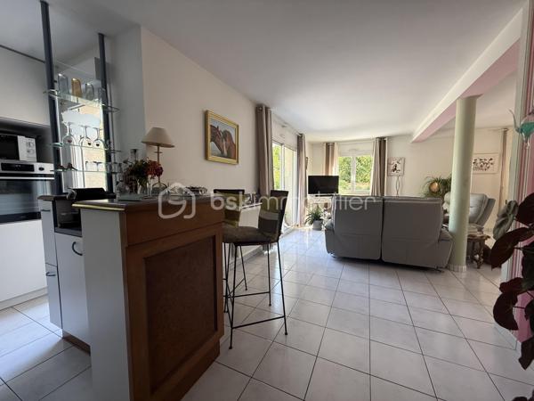 Située à Pont-l’Évêque, cette spacieuse maison d’environ 137 m² habitables offre un cadre de vie idéal pour une famille.

Elle bénéficie d’un emplacement recherché, à proximité des écoles, collèges, commerces, services et transports, notamment la gare. Un vrai confort au quotidien, tout en profitant d’un environnement résidentiel calme et agréable.

Au rez-de-chaussée, vous découvrirez un espace de vie lumineux, une cuisine aménagée et équipée, un bureau pouvant faire office de chambre, une salle d’eau, un WC, une arrière-cuisine, ainsi qu’un garage avec cave. Cette configuration permet une vie de plain-pied, un atout très apprécié au quotidien.

À l’étage, accessible par l’escalier ou par un monte-escalier, la maison propose trois chambres, une salle de bains, un WC indépendant, ainsi qu’une pièce supplémentaire pouvant être aménagée selon vos besoins : chambre, bureau, salle de jeux ou espace loisirs.

Édifiée sur un beau terrain de 905 m², la propriété dispose d’un jardin arboré, d’une grande terrasse, d’un garage, ainsi que de 4 places de stationnement.