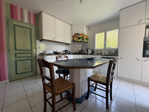 Située à Pont-l’Évêque, cette spacieuse maison d’environ 137 m² habitables offre un cadre de vie idéal pour une famille.

Elle bénéficie d’un emplacement recherché, à proximité des écoles, collèges, commerces, services et transports, notamment la gare. Un vrai confort au quotidien, tout en profitant d’un environnement résidentiel calme et agréable.

Au rez-de-chaussée, vous découvrirez un espace de vie lumineux, une cuisine aménagée et équipée, un bureau pouvant faire office de chambre, une salle d’eau, un WC, une arrière-cuisine, ainsi qu’un garage avec cave. Cette configuration permet une vie de plain-pied, un atout très apprécié au quotidien.

À l’étage, accessible par l’escalier ou par un monte-escalier, la maison propose trois chambres, une salle de bains, un WC indépendant, ainsi qu’une pièce supplémentaire pouvant être aménagée selon vos besoins : chambre, bureau, salle de jeux ou espace loisirs.

Édifiée sur un beau terrain de 905 m², la propriété dispose d’un jardin arboré, d’une grande terrasse, d’un garage, ainsi que de 4 places de stationnement.