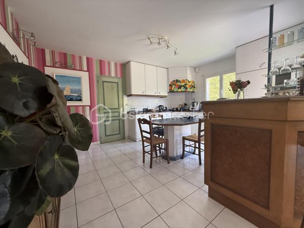 Située à Pont-l’Évêque, cette spacieuse maison d’environ 137 m² habitables offre un cadre de vie idéal pour une famille.

Elle bénéficie d’un emplacement recherché, à proximité des écoles, collèges, commerces, services et transports, notamment la gare. Un vrai confort au quotidien, tout en profitant d’un environnement résidentiel calme et agréable.

Au rez-de-chaussée, vous découvrirez un espace de vie lumineux, une cuisine aménagée et équipée, un bureau pouvant faire office de chambre, une salle d’eau, un WC, une arrière-cuisine, ainsi qu’un garage avec cave. Cette configuration permet une vie de plain-pied, un atout très apprécié au quotidien.

À l’étage, accessible par l’escalier ou par un monte-escalier, la maison propose trois chambres, une salle de bains, un WC indépendant, ainsi qu’une pièce supplémentaire pouvant être aménagée selon vos besoins : chambre, bureau, salle de jeux ou espace loisirs.

Édifiée sur un beau terrain de 905 m², la propriété dispose d’un jardin arboré, d’une grande terrasse, d’un garage, ainsi que de 4 places de stationnement.