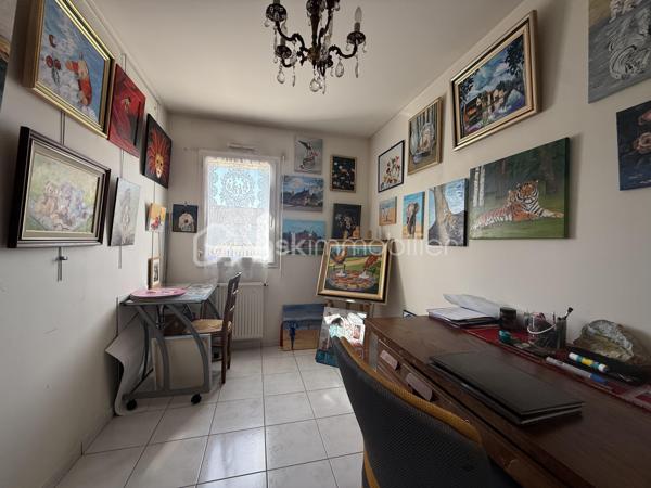 Située à Pont-l’Évêque, cette spacieuse maison d’environ 137 m² habitables offre un cadre de vie idéal pour une famille.

Elle bénéficie d’un emplacement recherché, à proximité des écoles, collèges, commerces, services et transports, notamment la gare. Un vrai confort au quotidien, tout en profitant d’un environnement résidentiel calme et agréable.

Au rez-de-chaussée, vous découvrirez un espace de vie lumineux, une cuisine aménagée et équipée, un bureau pouvant faire office de chambre, une salle d’eau, un WC, une arrière-cuisine, ainsi qu’un garage avec cave. Cette configuration permet une vie de plain-pied, un atout très apprécié au quotidien.

À l’étage, accessible par l’escalier ou par un monte-escalier, la maison propose trois chambres, une salle de bains, un WC indépendant, ainsi qu’une pièce supplémentaire pouvant être aménagée selon vos besoins : chambre, bureau, salle de jeux ou espace loisirs.

Édifiée sur un beau terrain de 905 m², la propriété dispose d’un jardin arboré, d’une grande terrasse, d’un garage, ainsi que de 4 places de stationnement.
