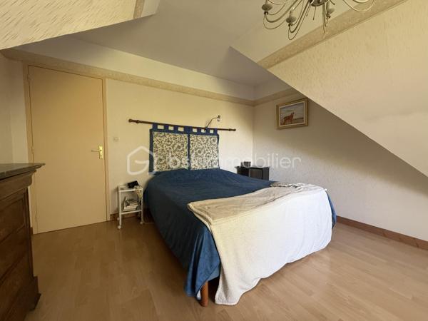 Située à Pont-l’Évêque, cette spacieuse maison d’environ 137 m² habitables offre un cadre de vie idéal pour une famille.

Elle bénéficie d’un emplacement recherché, à proximité des écoles, collèges, commerces, services et transports, notamment la gare. Un vrai confort au quotidien, tout en profitant d’un environnement résidentiel calme et agréable.

Au rez-de-chaussée, vous découvrirez un espace de vie lumineux, une cuisine aménagée et équipée, un bureau pouvant faire office de chambre, une salle d’eau, un WC, une arrière-cuisine, ainsi qu’un garage avec cave. Cette configuration permet une vie de plain-pied, un atout très apprécié au quotidien.

À l’étage, accessible par l’escalier ou par un monte-escalier, la maison propose trois chambres, une salle de bains, un WC indépendant, ainsi qu’une pièce supplémentaire pouvant être aménagée selon vos besoins : chambre, bureau, salle de jeux ou espace loisirs.

Édifiée sur un beau terrain de 905 m², la propriété dispose d’un jardin arboré, d’une grande terrasse, d’un garage, ainsi que de 4 places de stationnement.