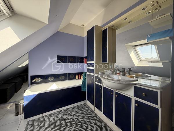 Située à Pont-l’Évêque, cette spacieuse maison d’environ 137 m² habitables offre un cadre de vie idéal pour une famille.

Elle bénéficie d’un emplacement recherché, à proximité des écoles, collèges, commerces, services et transports, notamment la gare. Un vrai confort au quotidien, tout en profitant d’un environnement résidentiel calme et agréable.

Au rez-de-chaussée, vous découvrirez un espace de vie lumineux, une cuisine aménagée et équipée, un bureau pouvant faire office de chambre, une salle d’eau, un WC, une arrière-cuisine, ainsi qu’un garage avec cave. Cette configuration permet une vie de plain-pied, un atout très apprécié au quotidien.

À l’étage, accessible par l’escalier ou par un monte-escalier, la maison propose trois chambres, une salle de bains, un WC indépendant, ainsi qu’une pièce supplémentaire pouvant être aménagée selon vos besoins : chambre, bureau, salle de jeux ou espace loisirs.

Édifiée sur un beau terrain de 905 m², la propriété dispose d’un jardin arboré, d’une grande terrasse, d’un garage, ainsi que de 4 places de stationnement.