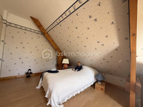 Située à Pont-l’Évêque, cette spacieuse maison d’environ 137 m² habitables offre un cadre de vie idéal pour une famille.

Elle bénéficie d’un emplacement recherché, à proximité des écoles, collèges, commerces, services et transports, notamment la gare. Un vrai confort au quotidien, tout en profitant d’un environnement résidentiel calme et agréable.

Au rez-de-chaussée, vous découvrirez un espace de vie lumineux, une cuisine aménagée et équipée, un bureau pouvant faire office de chambre, une salle d’eau, un WC, une arrière-cuisine, ainsi qu’un garage avec cave. Cette configuration permet une vie de plain-pied, un atout très apprécié au quotidien.

À l’étage, accessible par l’escalier ou par un monte-escalier, la maison propose trois chambres, une salle de bains, un WC indépendant, ainsi qu’une pièce supplémentaire pouvant être aménagée selon vos besoins : chambre, bureau, salle de jeux ou espace loisirs.

Édifiée sur un beau terrain de 905 m², la propriété dispose d’un jardin arboré, d’une grande terrasse, d’un garage, ainsi que de 4 places de stationnement.