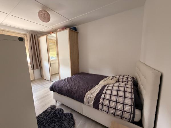 Maison deux chambres sur sous sol, à proximité du centre ville