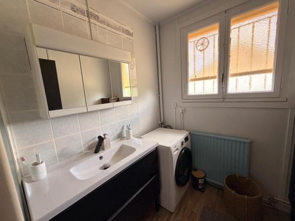 Maison deux chambres sur sous sol, à proximité du centre ville