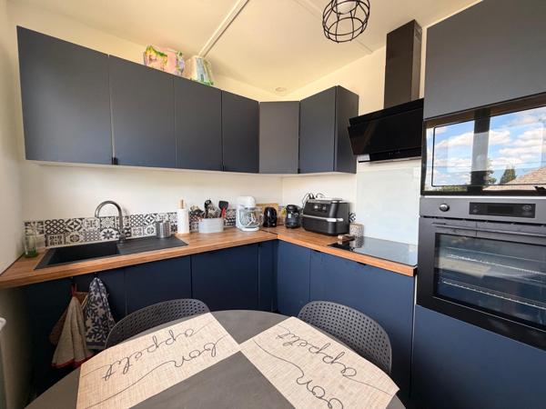 Maison deux chambres sur sous sol, à proximité du centre ville