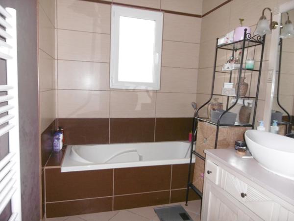 pavillon de 90 m2 de 2007. Plain-pied 3 ch garage 1300 m2 de terrain