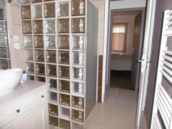 pavillon de 90 m2 de 2007. Plain-pied 3 ch garage 1300 m2 de terrain