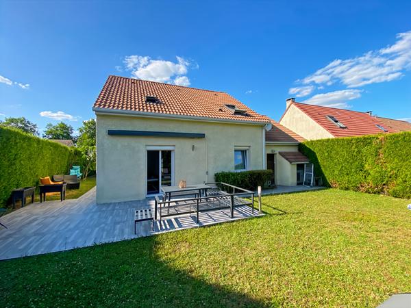 Maison INDIVIDUELLE VAUREAL avec 3 chambres garage et terrain.