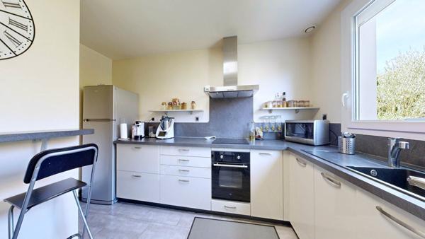 Maison INDIVIDUELLE VAUREAL avec 3 chambres garage et terrain.
