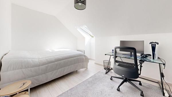 Maison INDIVIDUELLE VAUREAL avec 3 chambres garage et terrain.