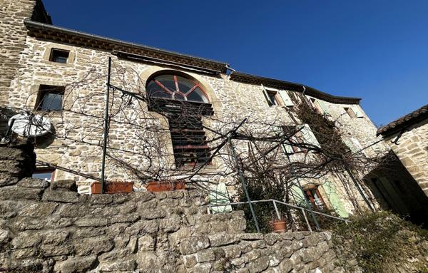 Exceptionnel : Grande maison en pierre dans les remparts de Grane !