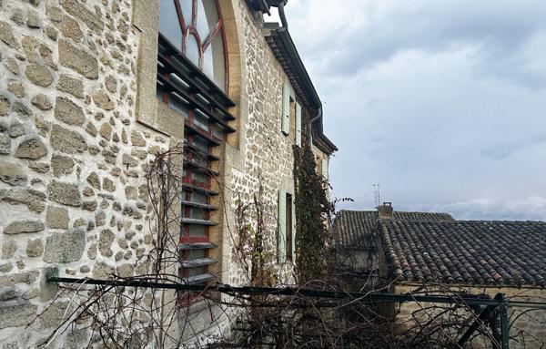 Exceptionnel : Grande maison en pierre dans les remparts de Grane !